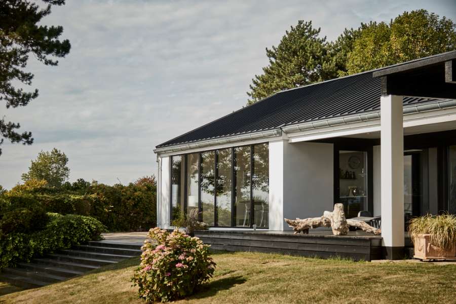 A very fine roof and façade solution on Funen, Strandvej 54B, Ballen, 5762 Vester Skerninge